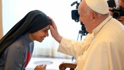 教宗接见耶稣圣心护理病人修女会和圣嘉禄孝女会出席修会大会的代表们