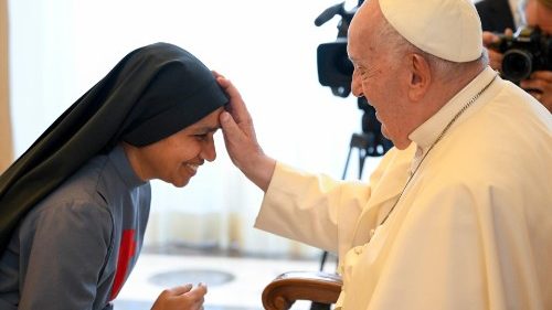教宗接見耶穌聖心護理病人修女會和聖嘉祿孝女會出席修會大會的代表們