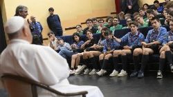 教宗与青少年在祈祷的学校会晤中交谈