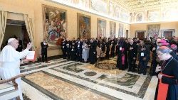 La benedizione di Papa Francesco durante l'icontro con i direttori nazionali delle Pontificie Opere MIssionarie