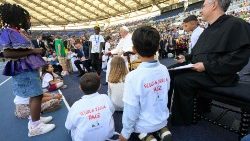 Ferenc pápa a stadionban gyermekektől körülvéve 