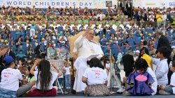 Papa Francesco all'incontro con i bambini della GMB