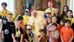 2024.05.25 विश्व बाल दिवस पर यूक्रेन और फिलीस्तीन के बच्चों से मुलाकात करते संत पापा फ्रांँसिस