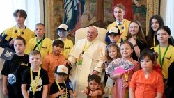 Papa Francisco cercado por crianças ucranianas, palestinas e de outros países que vieram a Roma para a JMC