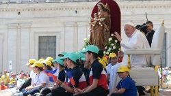 Papa Francesco e i bambini dopo la Messa della prima GMB