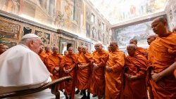 Papa Francisco com os monges budistas