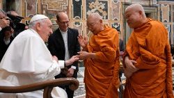 Ferenc pápa thaiföldi buddhista szerzetesekkel a Vatikánban