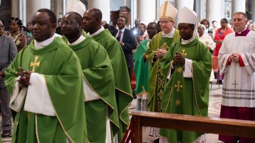 Cardeal Pietro Parolin durante a Missa no Dia da África