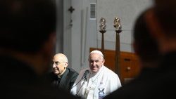Il Papa durante l'incontro con i sacerdoti nella Casa delle Suore Pie Discepole del Divin Maestro a Roma