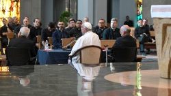 El Papa se reúne con los sacerdotes jóvenes en la Casa de las Pías Discípulas del Divino Maestro de Roma