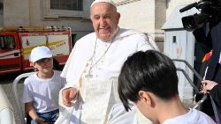 Papst Franziskus mit Kindern auf dem Papamobil