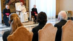 Il Papa con i partecipanti ai Dialoghi per una Finanza Integralmente Sostenibile, promossi dalla Fondazione Centesimus Annus Pro Pontifice