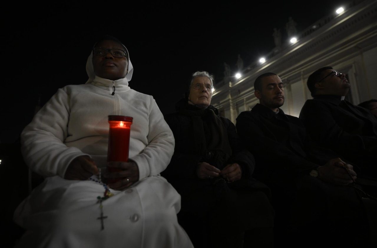 Rosario de anoche en la plaza de San Pedro