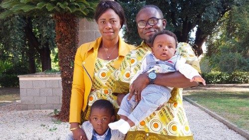 Une famille de réfugiés de RDC portera la Croix au Colisée