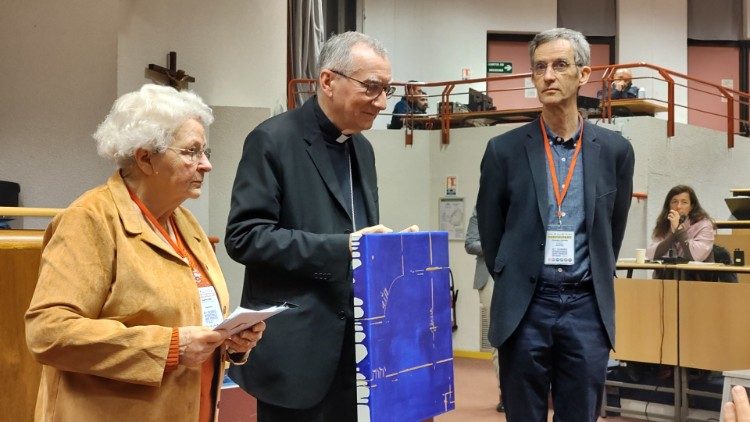 O Cardeal Pietro Parolin entrega o prêmio Jacques Hamel ao jornalista Christophe Chaland por sua reportagem sobre o padre Maccalli na presença de Roselyne Hamel, irmã do sacerdote assassinado em 26 de julho de 2016