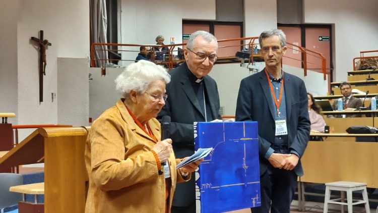 Roselyne Hamel, le cardinal Parolin et Christophe Chaland, lauréat 2023 du prix Jacques Hamel à Lourdes en janvier 2023. 