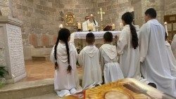 Misa con los niños de la parroquia de Ain Arik, en Cisjordania, con el padre Firas Abedrabbo