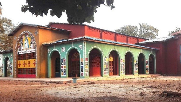 L’église-paroissiale Joseph Mukasa de Dianra Village, construite avec le concours du père Matteo PPettinari de