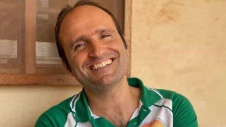 
                    Costa do Marfim, missionário italiano padre Matteo Pettinari morre em um acidente de carro
                