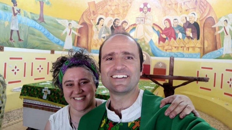Padre Matteo Pettinari con l'architetto Daniela Giuliani nella parrocchia di Joseph Mukasa de Dianra Village, in Costa d'Avorio