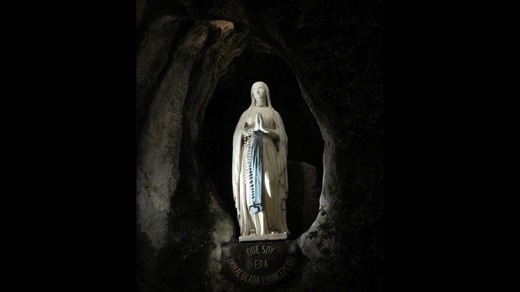 A Lourdes-i Szűzanya imáival kíséri a betegeket  
