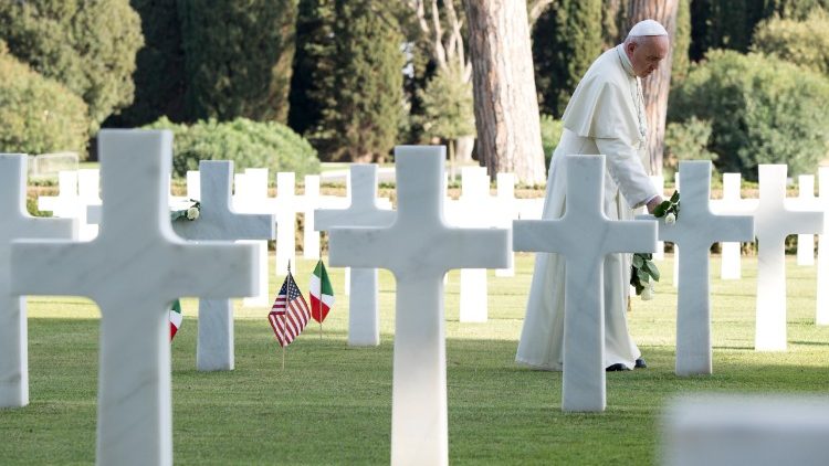 Pápež František v roku 2017 na Americkom vojenskom cintoríne v Nettune pri Ríme