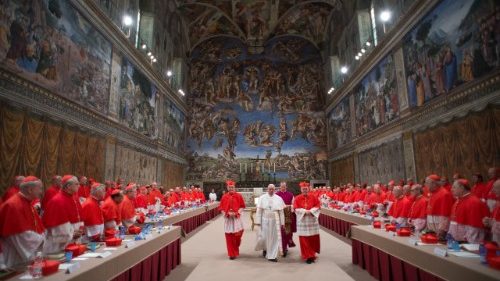 Svätý Otec odovzdá červený biret a prsteň 13 kardinálom