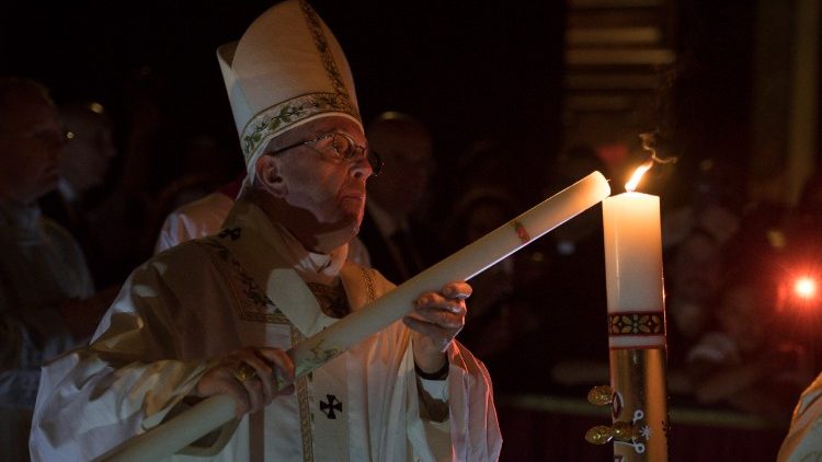 Le Pape François allumant le cierge pascal lors de la veillée en 2017