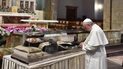 El Papa ante las reliquias de Padre Pío, en la Basílica de San Pedro durante el Jubileo de la misericordia.