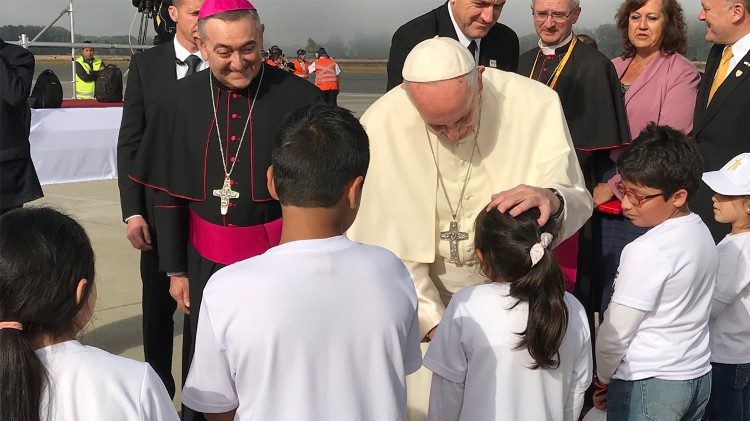 Papa Francisco saúda crianças em sua chegada no Chile