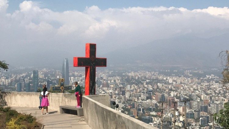 La croix sur le "cerro San Cristobal", qui surplombe Santiago-du-Chili.