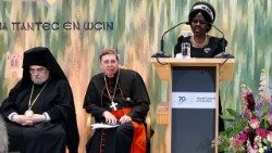 Kardinal Kurt Koch (Mitte) beim ÖRK in Genf mit Agnes Abuom am Rednerpult