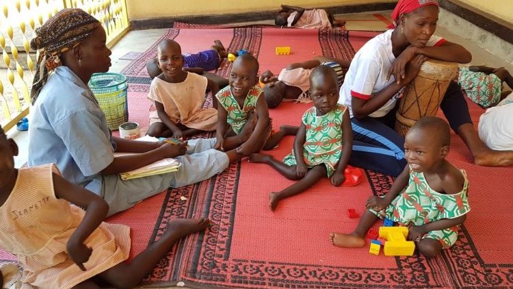 Kamerun: Ginie wiele niewinnych osób, dzieci nie chodzą do szkół, a rodziny zmuszone są do ucieczki i pozostawienia swoich domów.