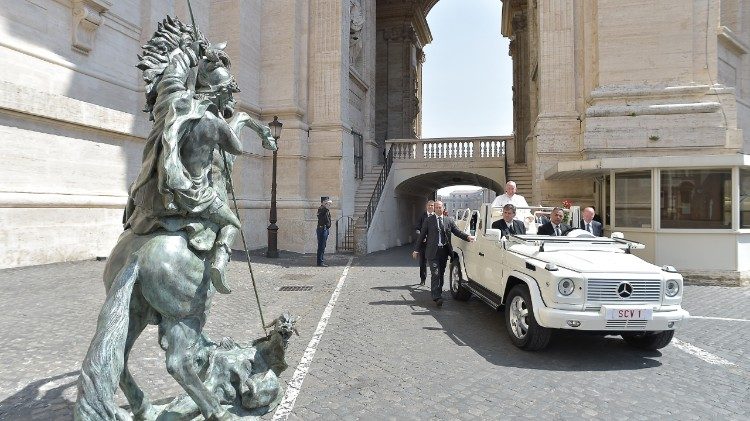 Папа благословляє статую святого Юрія (фото з архіву)