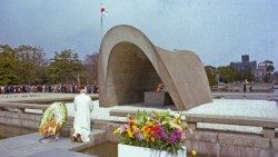 Le Pape Jean-Paul II se recueillant au Mémorial de la Paix à Hiroshima, en février 1981.