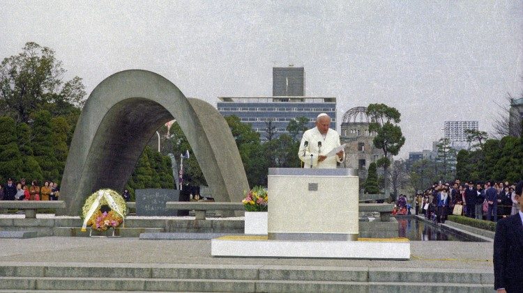 ஹிரோஷிமா அமைதி சின்ன நினைவிடத்தில் புனித திருத்தந்தை இரண்டாம் ஜான் பால்(1981 பெப்ருவரி)