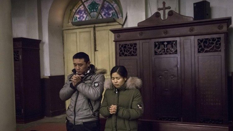 Prière dans l'église catholique Xuamwumen de Pékin