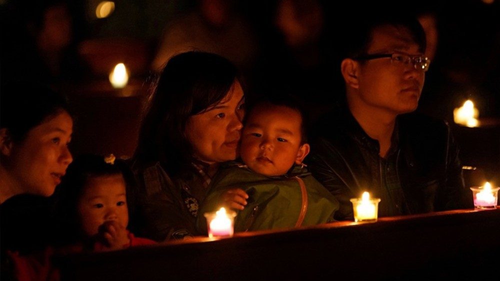 besimtaret ne Kishen Katedrale te Pekinit kushtuar Zojёs së Papërlyer 