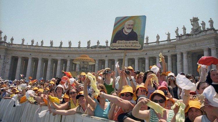 I fedeli nel giorno della canonizzazione