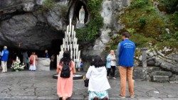 Des pèlerins devant la grotte de Massabielle, en 2018