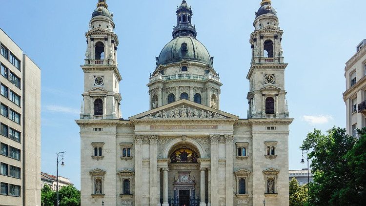 La Basilique Saint-Étienne de Pest, de style néoclassique, est la plus grande église catholique de Budapest, située dans le quartier de Lipótváros. 
