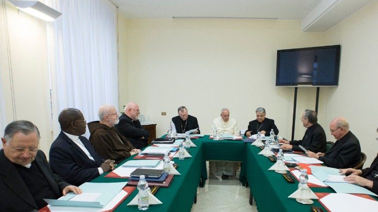 Ferenc pápa a Bíborosi Tanács ülésén (2017-es archív felvétel)