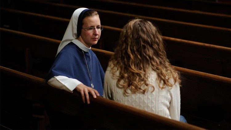 修女在教會內從事牧靈工作