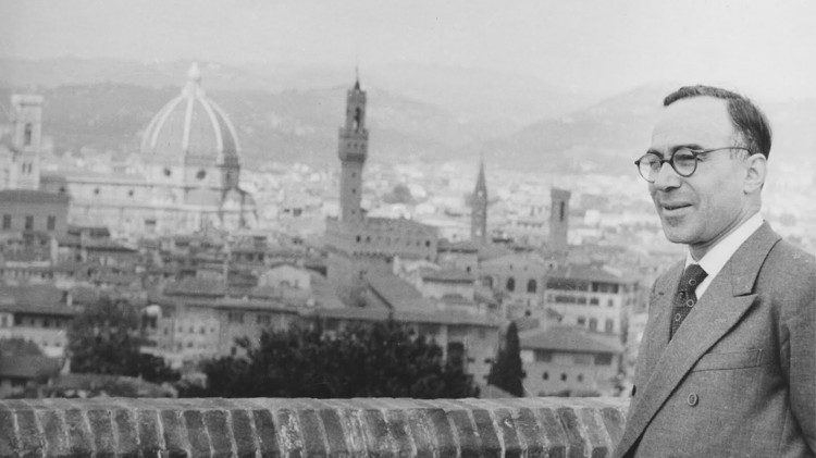 Giorgio La Pira with the city of Florence in the background