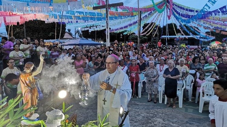 Bischof Johannes Bahlmann von Obidos am Amazonas feiert eine Heilige Messe