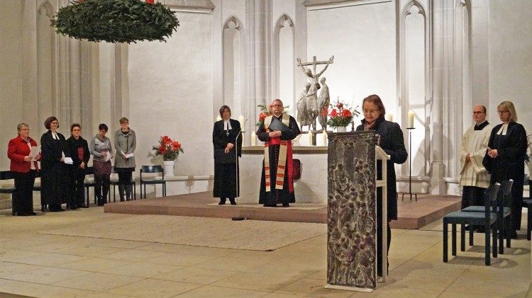 In Osnabrück fand im vergangenen Dezember ein Kongress zum Thema Frauen in Kirchenämtern statt. Im Hintergrund: Bischof Bode