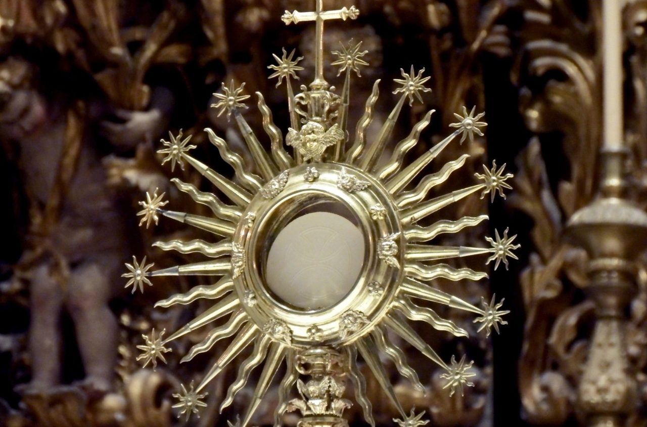 Pope Francis recalls love for Eucharistic adoration from his youth ...