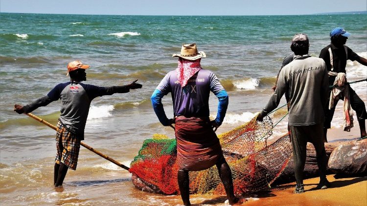 Fischer holen mit ihren Netzen Plastik aus dem Meer