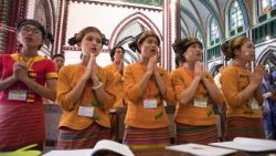 Cristãos católicos de Minamar em oração