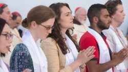 Des jeunes catholiques en prière lors des JMJ de Cracovie, en juillet 2016.